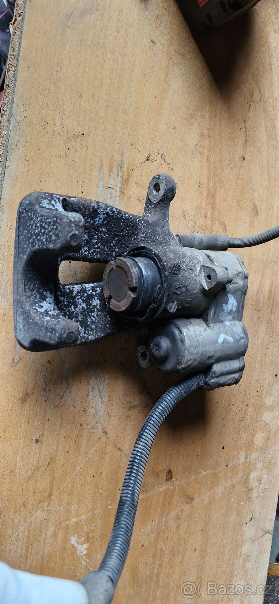 Levy zadni elektricky brzdic audi A8 4E D3 - 2