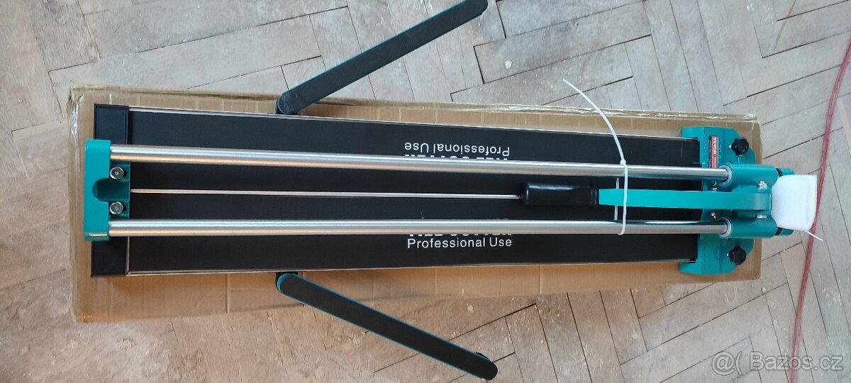 Řezačka na obklady a dlažbu. - 2