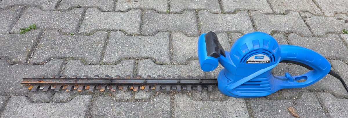 NŮŽKY NA ŽIVÝ PLOT - 2