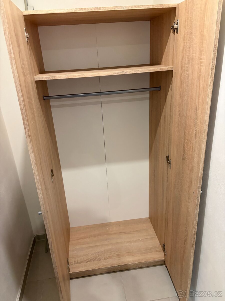 Dvoudveřová šatní skříň, výška cca 180 cm - 2