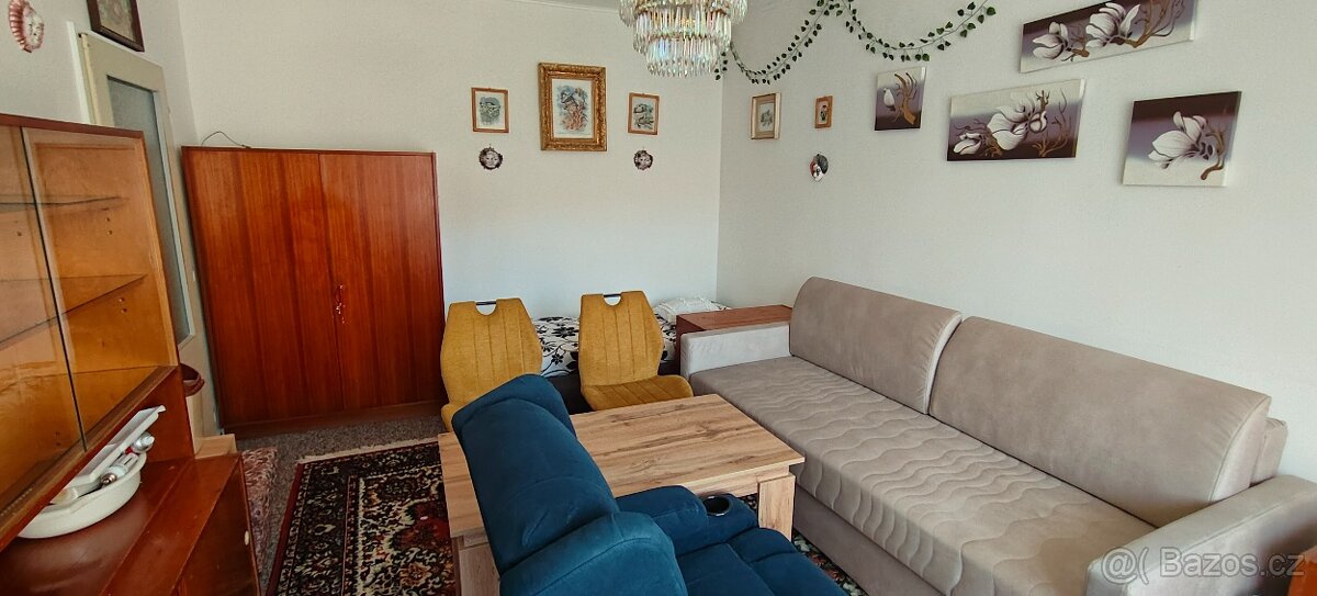 Prodám 2+1, garáž(vyšší vrata), zahrádku (ul.Husova). - 2