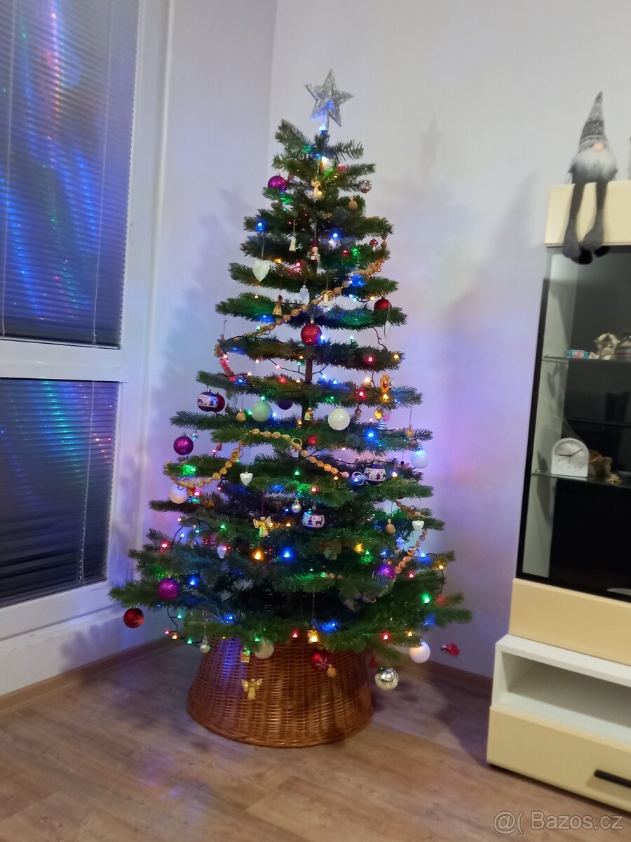 Umělý vánoční stromeček plus ratanový koš - 2