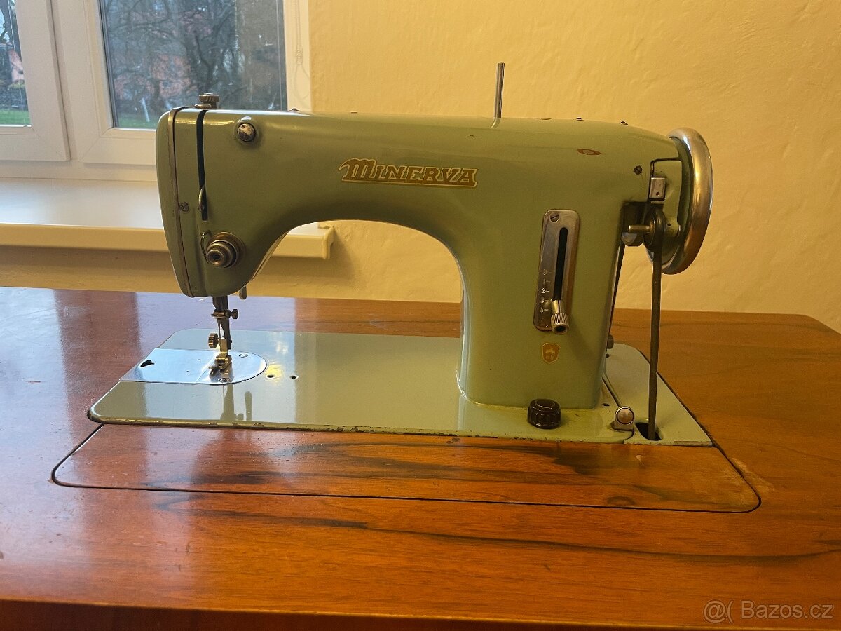 Starožitný šicí stroj Minerva - 2