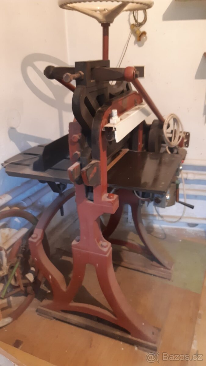 Knihařská řezačka - 2