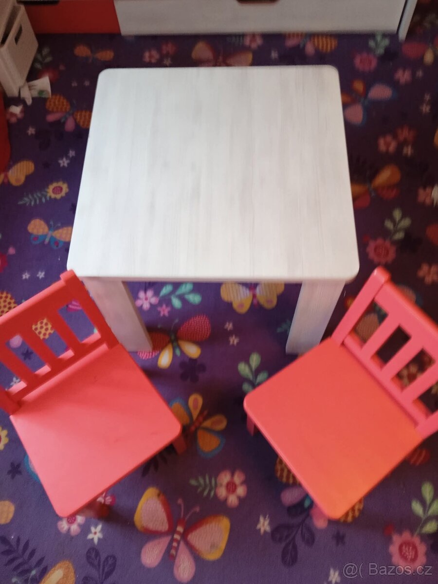 Dětský stoleček a dvě židle - 2