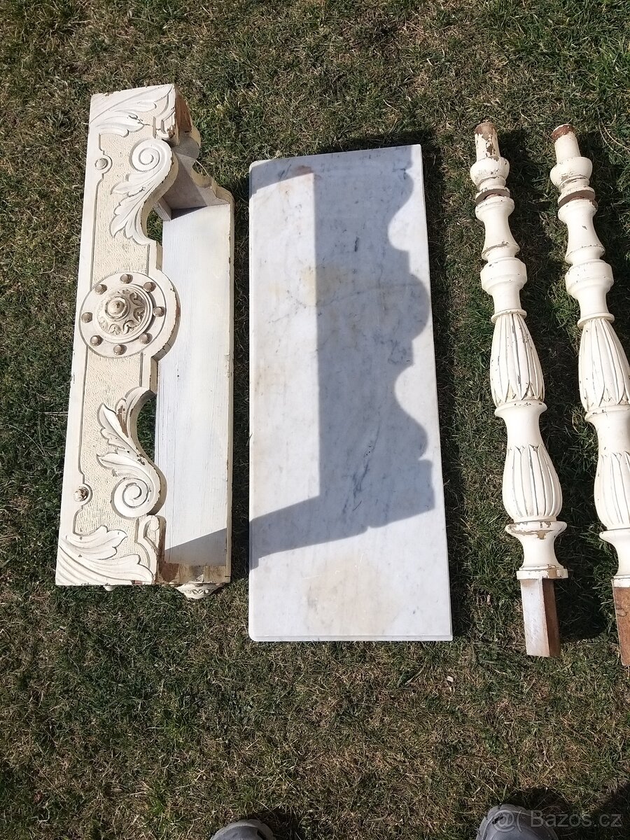 Prodám starožitný stolek - 2