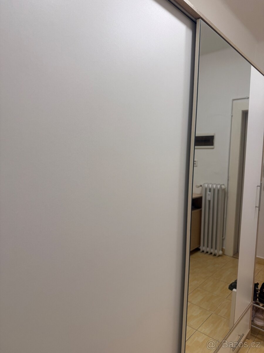 Šatní skříň se zrcadlem - 2