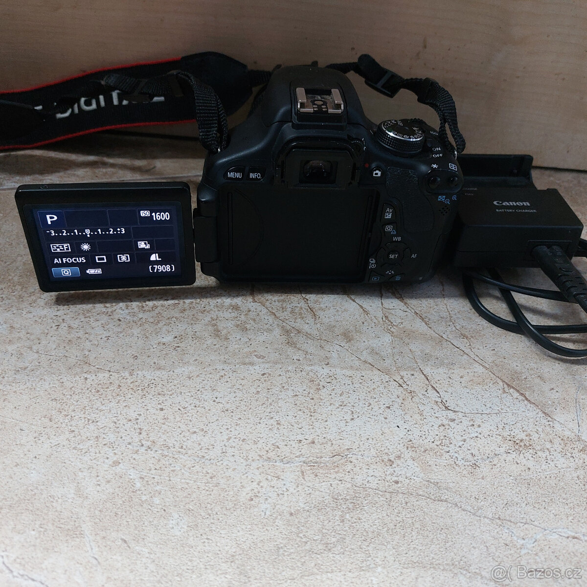 Digitální foťák Canon EOS 600D,objektiv Canon 18-55mm,nabíj. - 2