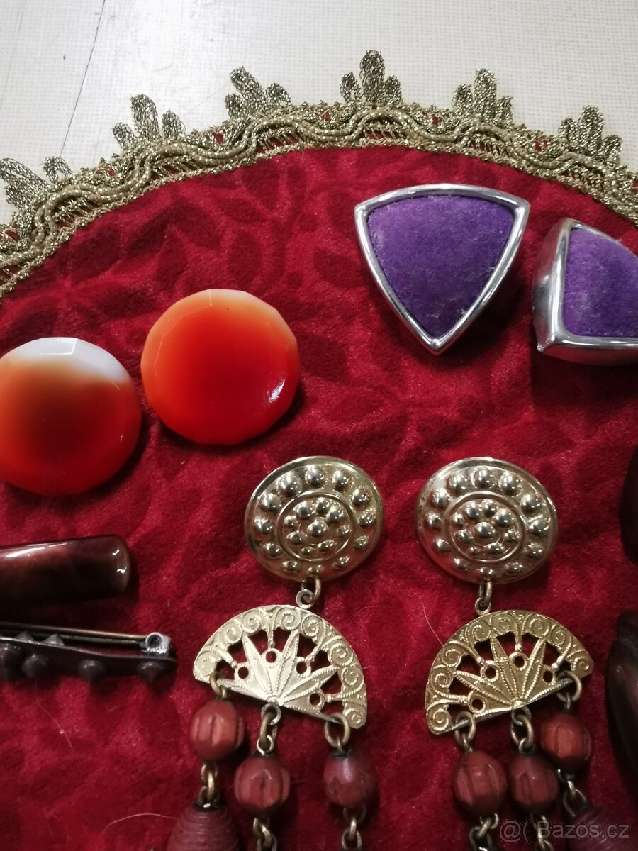 Retro bižuterie. - 2