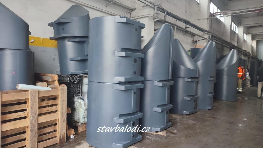 Hausbót si postavte na plastových plovácích - 2