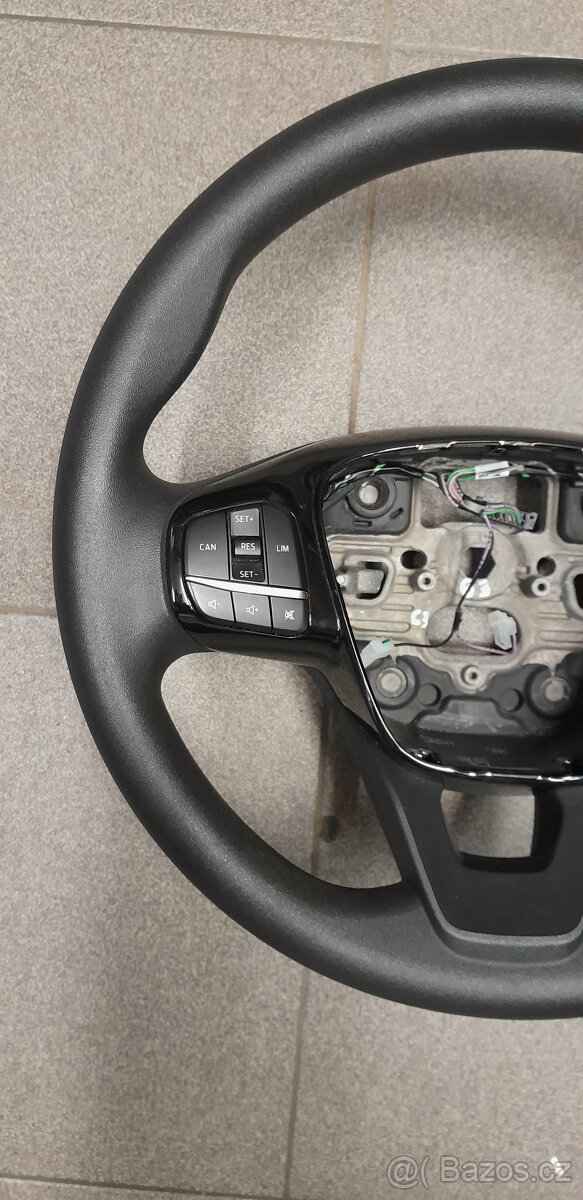 Ford Focus MK4, Fiesta MK3 volant - 2