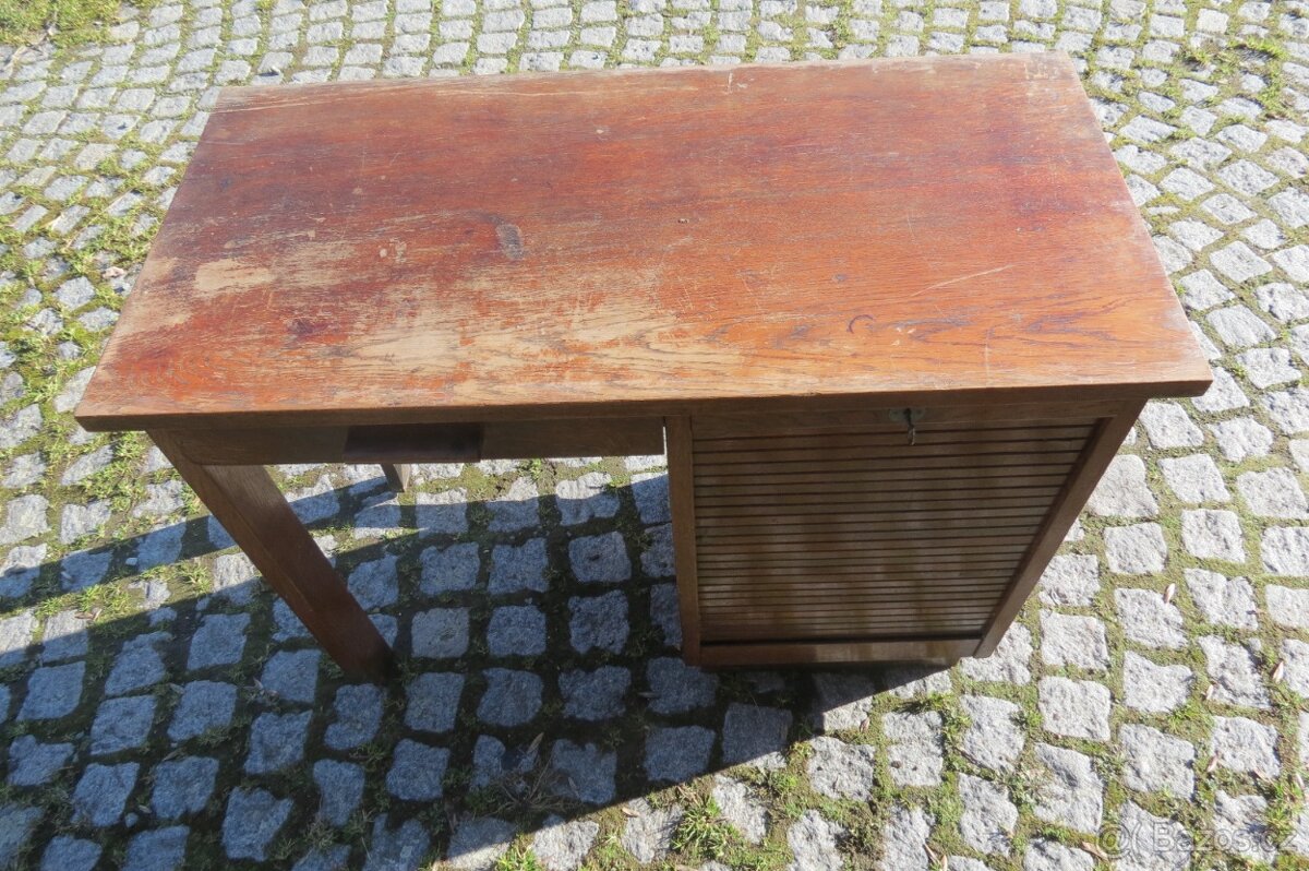 Starý stoleček s roletou - 2