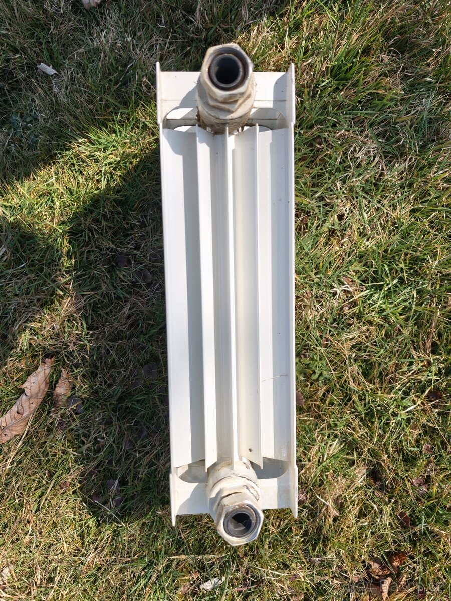 Radiátor malý se šroubením (toaleta, předsíň atd.) - 2