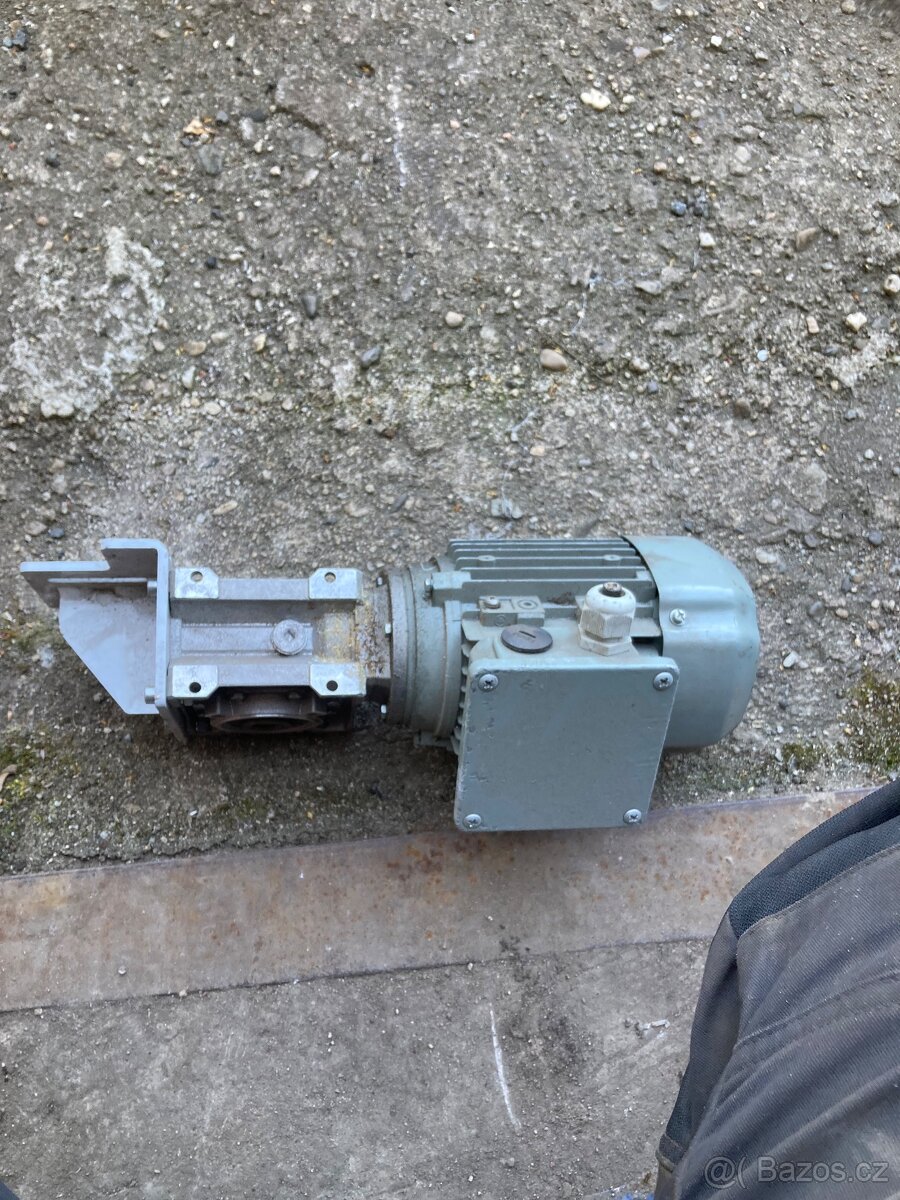 Elektromotor s převodovkou - 2