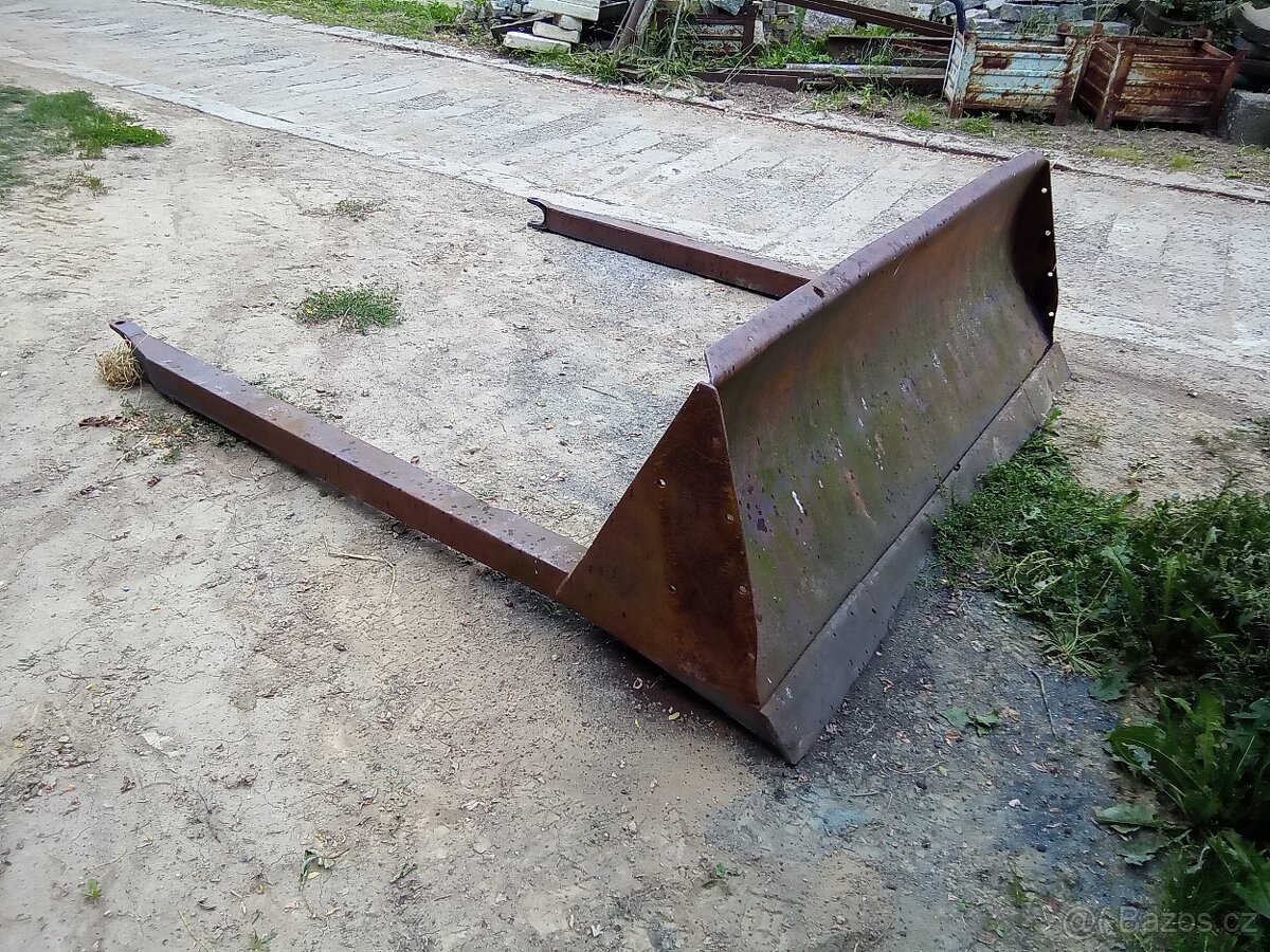 Čelní radlice na pásový raktor DT - 2