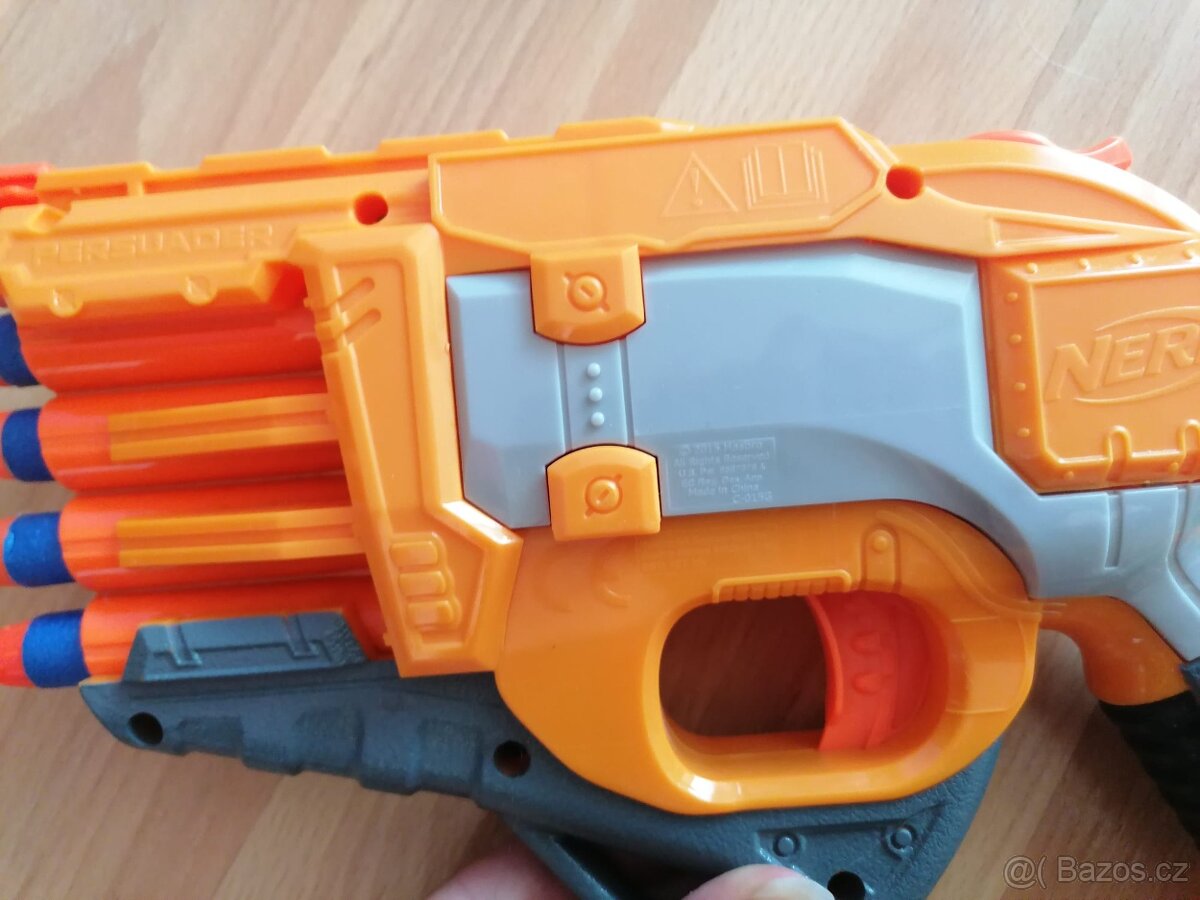 Nerf Doomlands Persuader + 4 šipky - 2