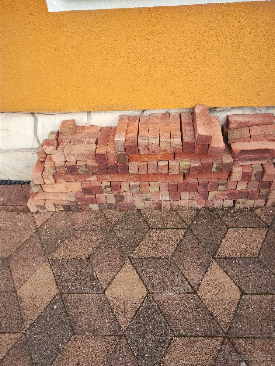 Cihlová dlažba na chodniky cca.9m2 - 2