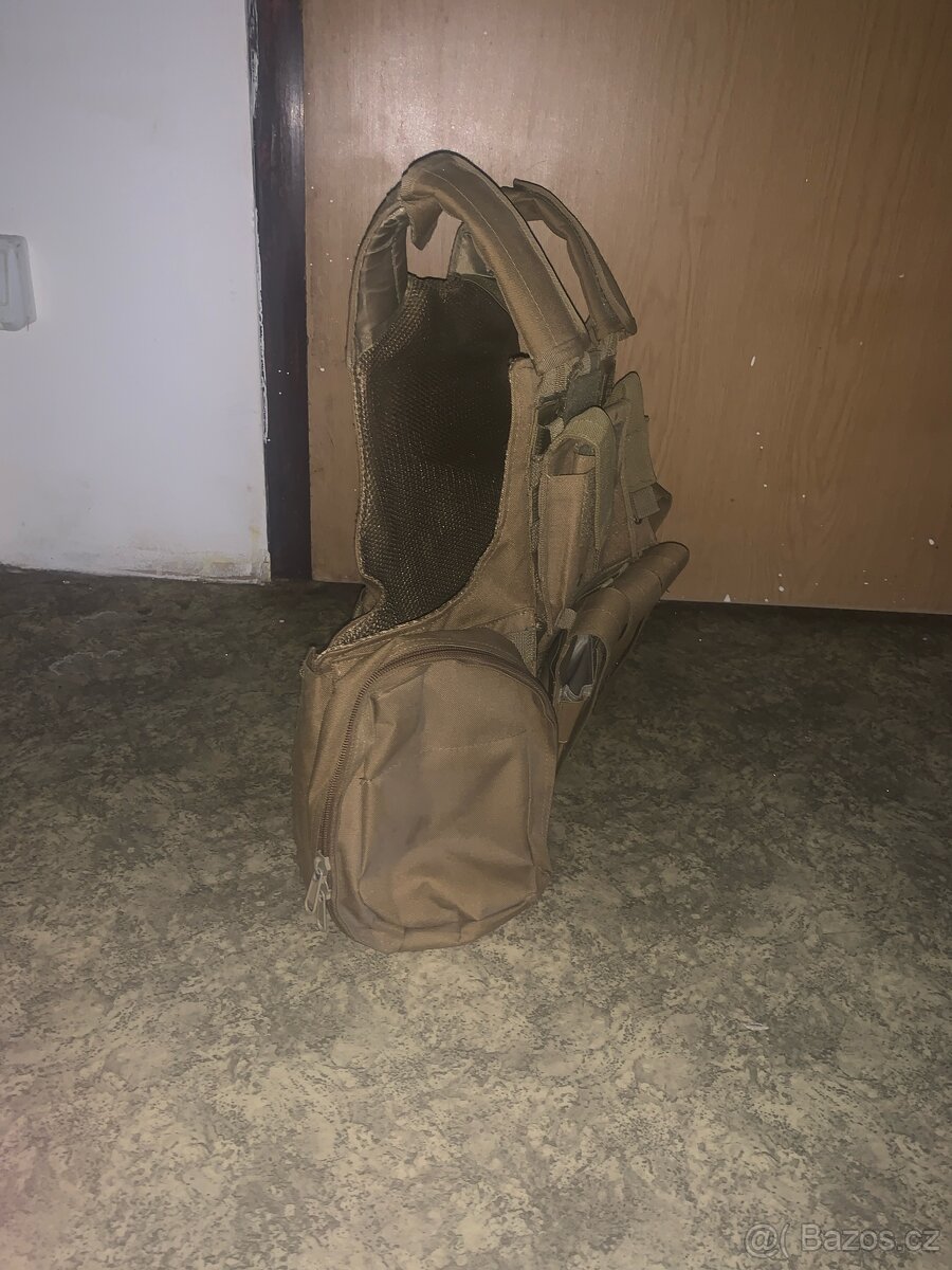 Airsoft vesta a helma - 2