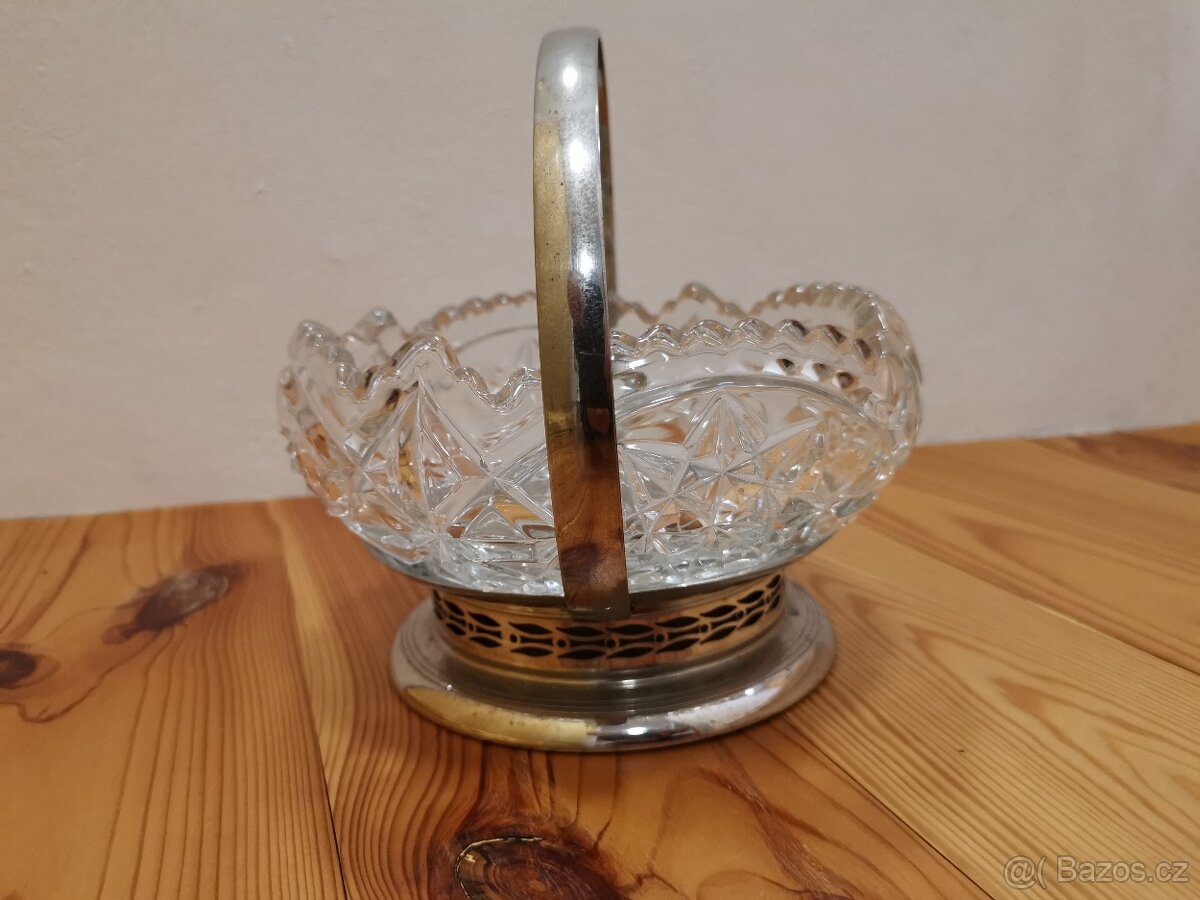 Skleněná mísa s nositkem. - 2