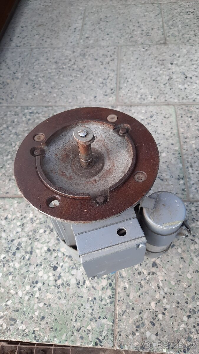 Přírubový motor - 2