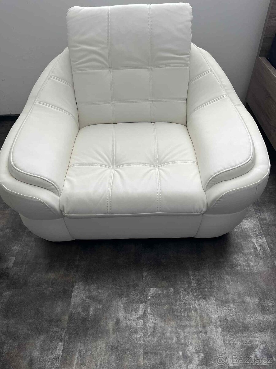 Zánovní koženkové křeslo - 2