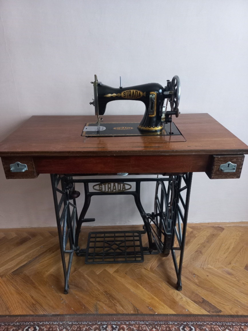 Starý stolový šicí stroj Strada - 2