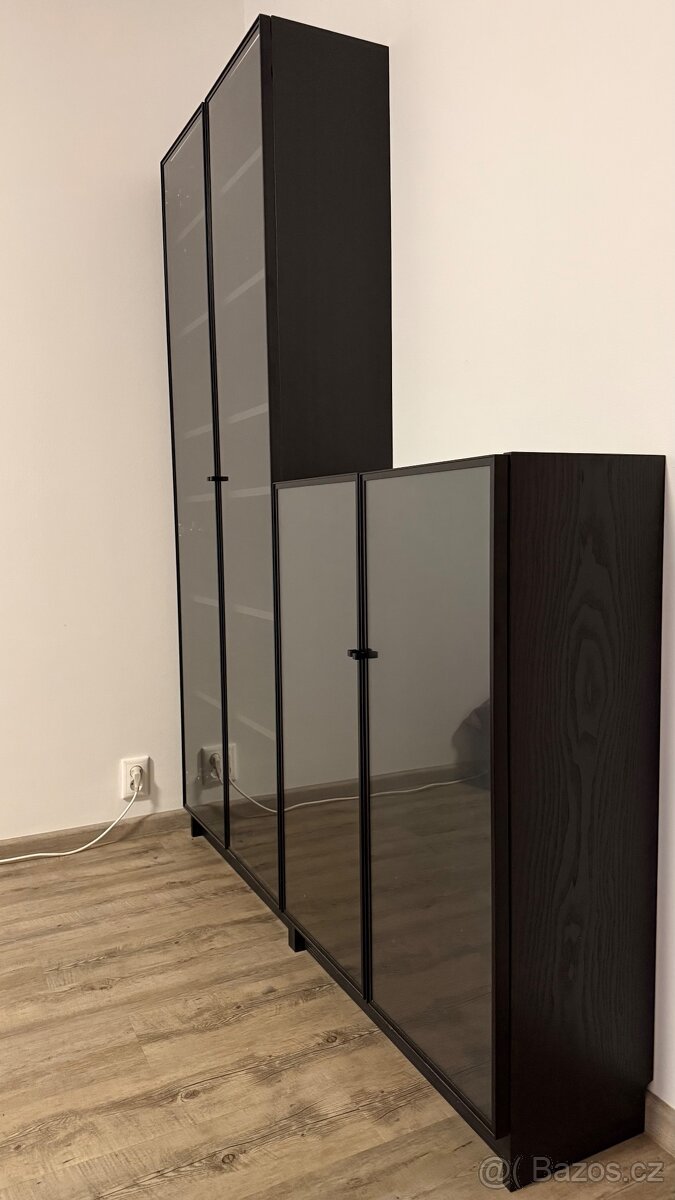 Velká prosklená vitrína – černá, jako nová - 2