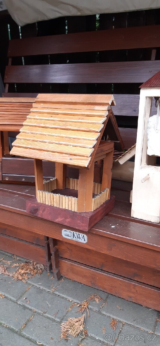 Dřevěné krmítko, ptačí budka, stolička, bedýnka
- 2
