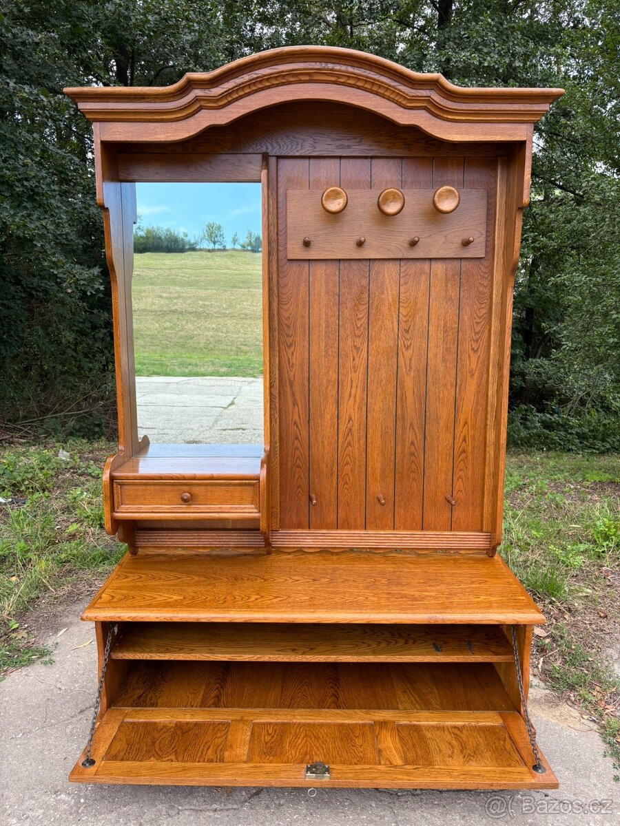 Masivní rustikální předsíňová stěna - 2