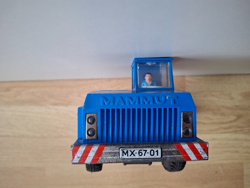 Staré plechové auto - 2