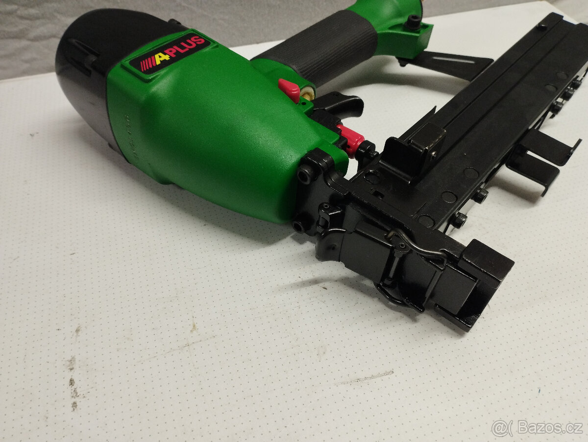 Profi pneumatická sponkovačka APLUS P-40 na velké spony-nová - 2