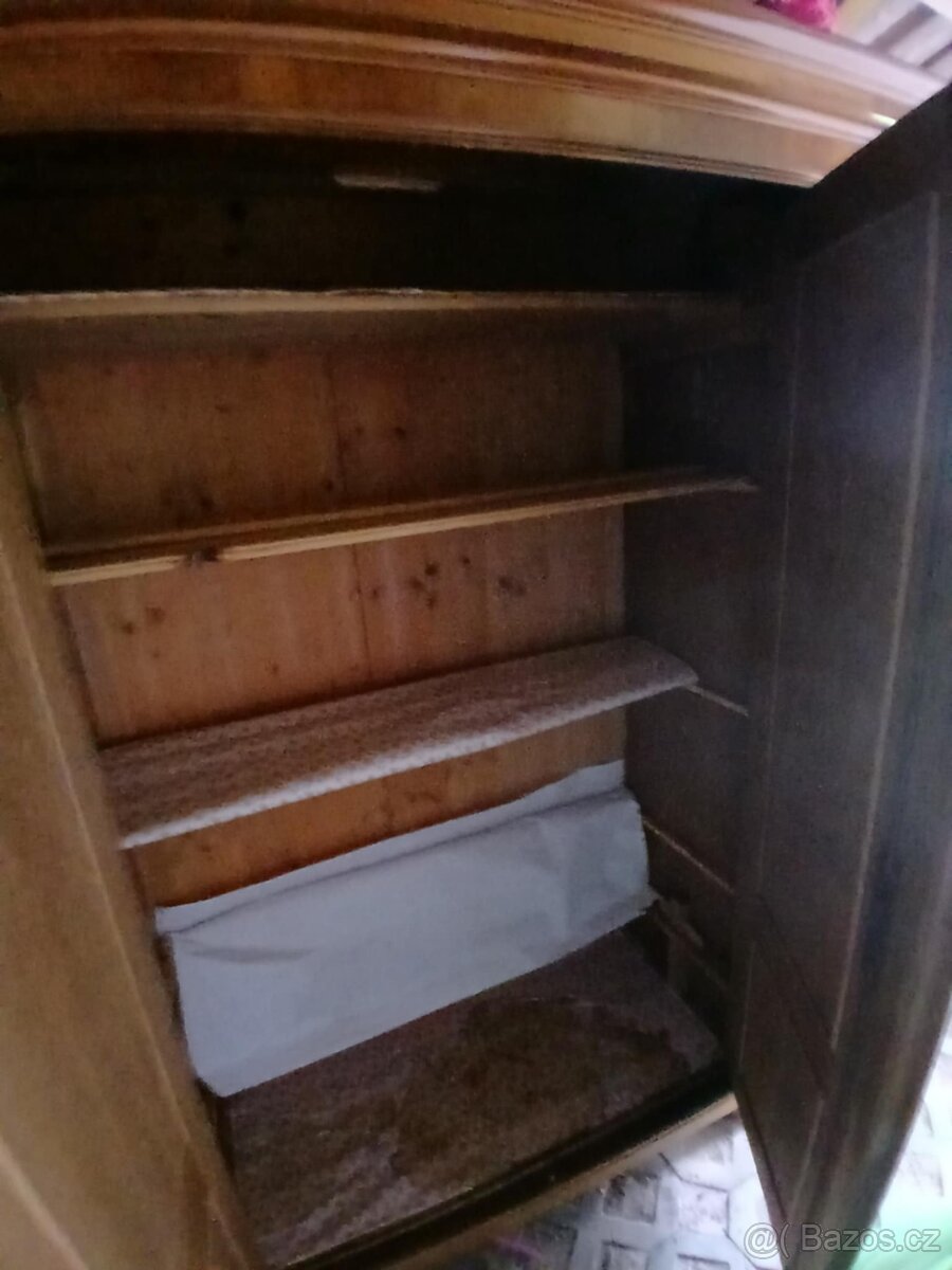 Starožitná skříň - 2