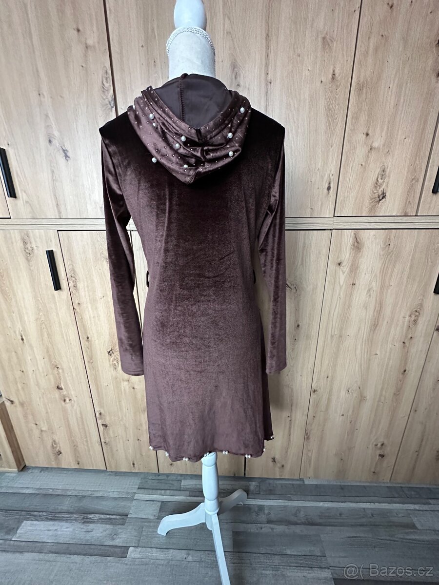 Hnědé sametové šaty s nápisem z perliček - 2