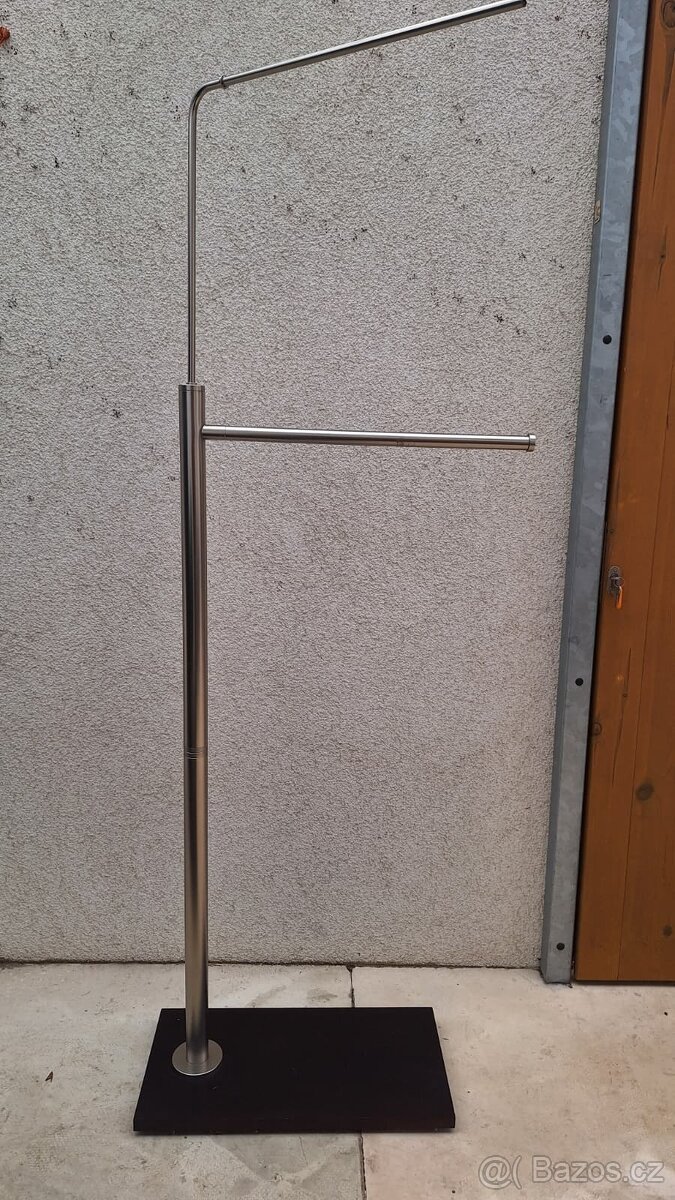 Kovový štendr / věšák – 2 ramena, stabilní - 2