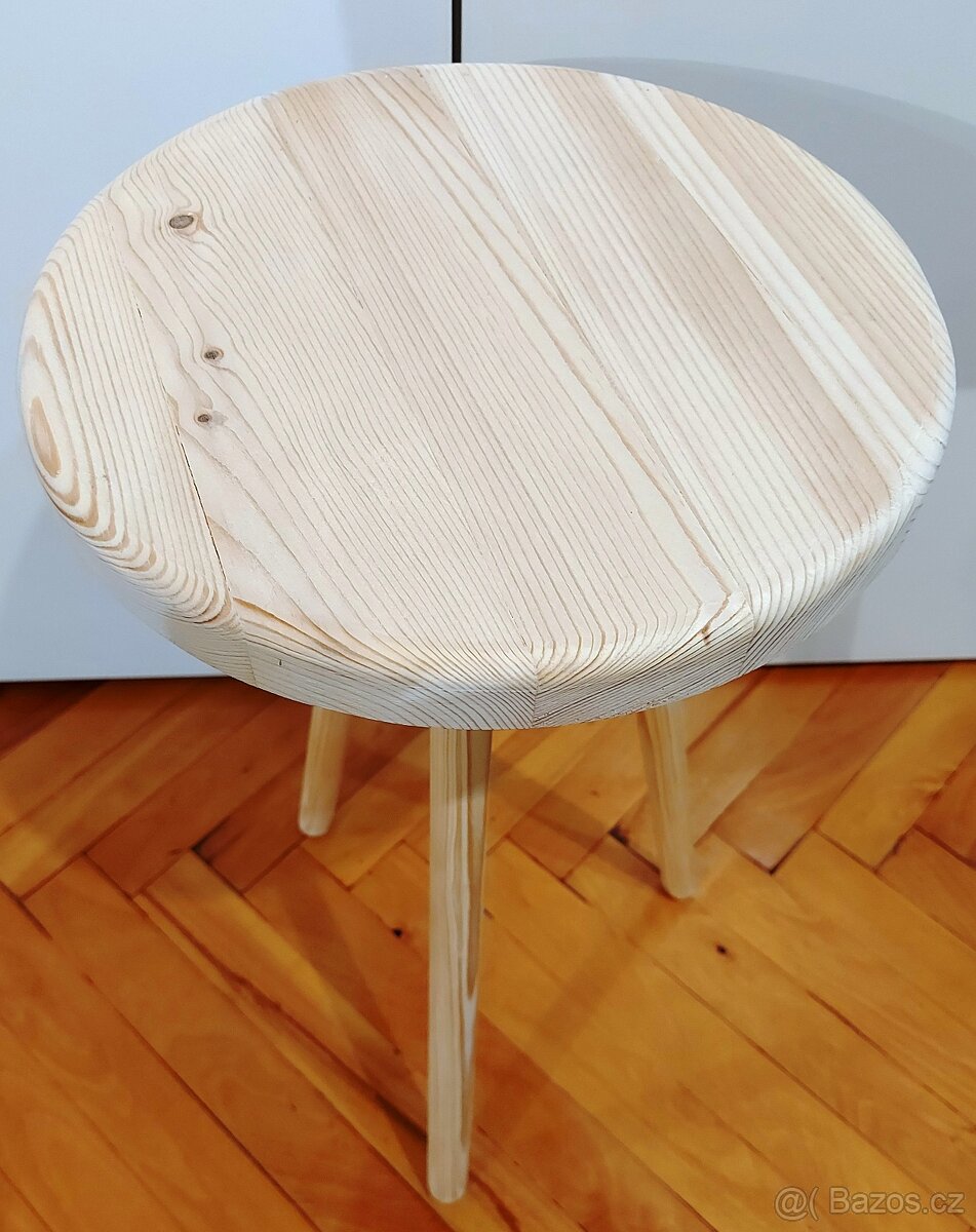 Květinový stolek na trojnožce.,. - 2