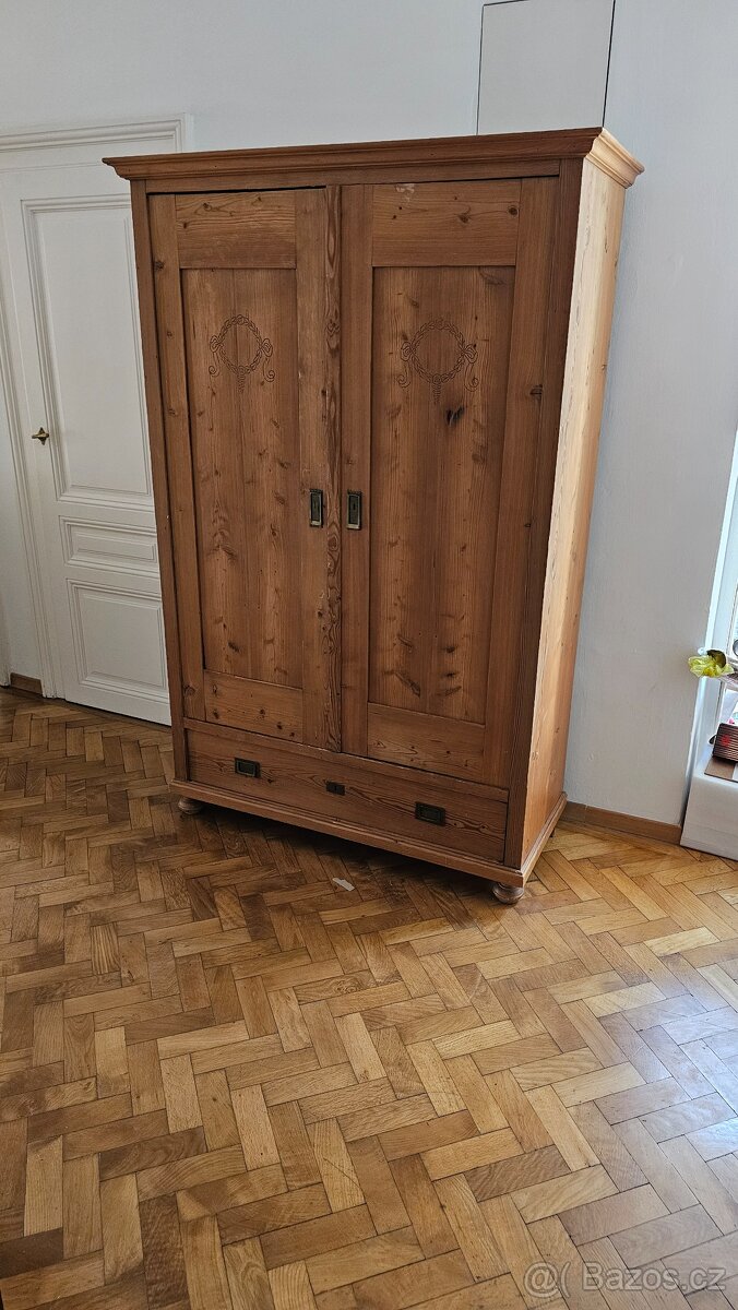 Masivní, selská šatní skříň - 2