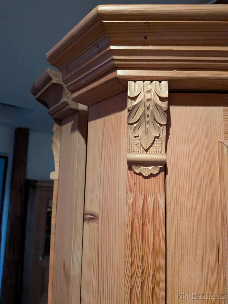 Rohová vitrína z masivu – ruční truhlářská práce - 2