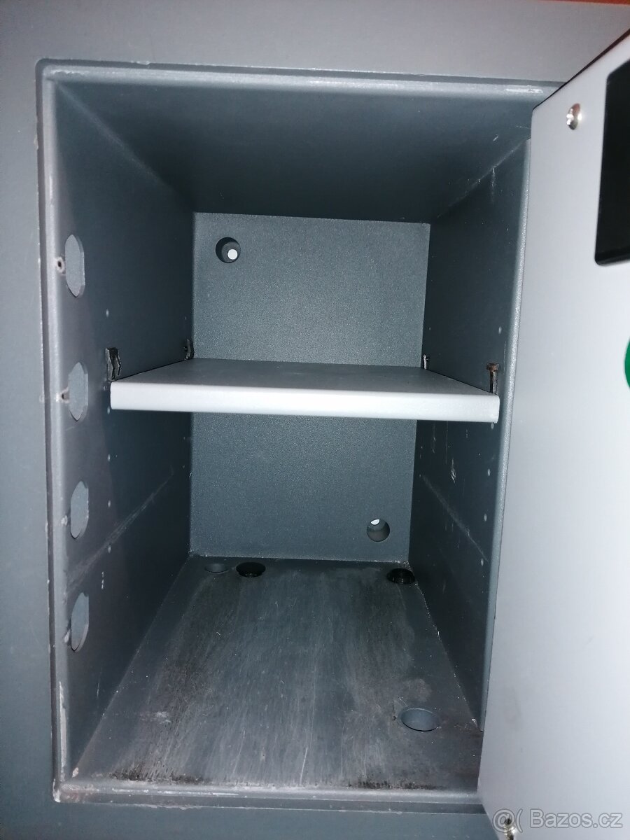 Masivní trezor s klíčovým zámkem - 2