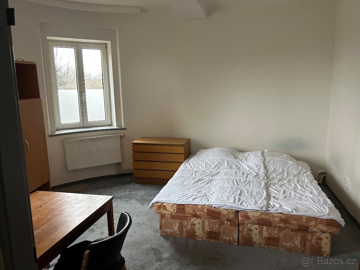 НАДАЄМО КІМНАТУ В СІМЕЙНОМУ ДОМІ ДЛЯ СІМЕЙНІЙ ПАРІ НА ПРАЗІ - 2