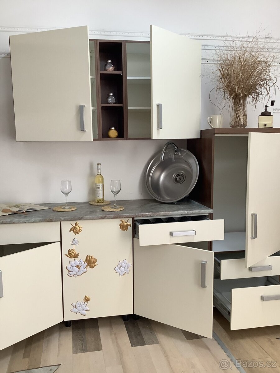 Moderní středně veliká kuchyně IRMA - 2