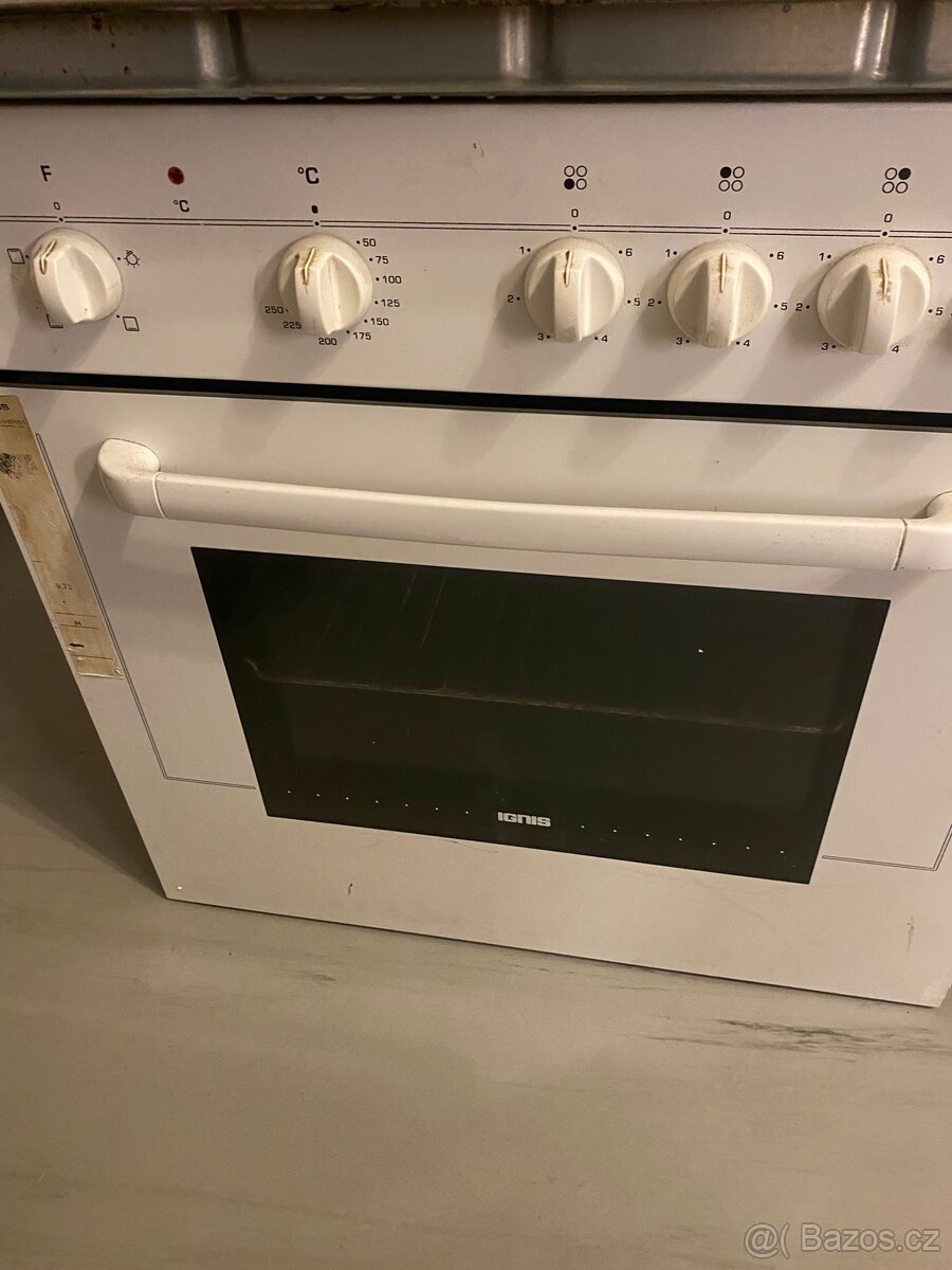 Elektrický sporák vystavený - 2