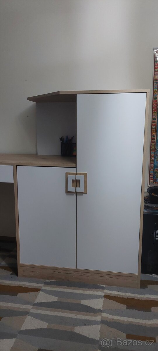 Študácký stůl se skříňkou - 2