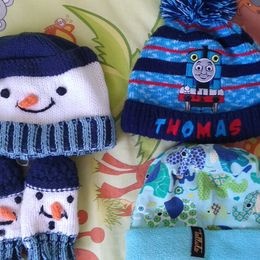 Prodám zimní čepičky na chlapečka cca 1-3 roky. - 2