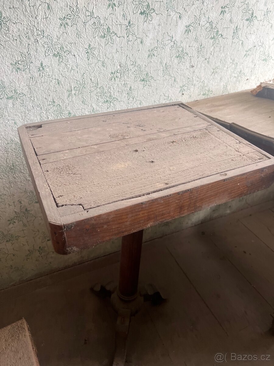 Starožitný stolek - 2
