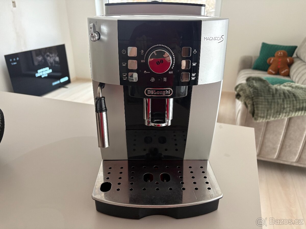 Kavovar DeLonghi Magnifica ECAM 21.117.SB stříbrná - 2