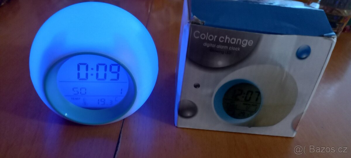 LED budík měnící barvy - 2