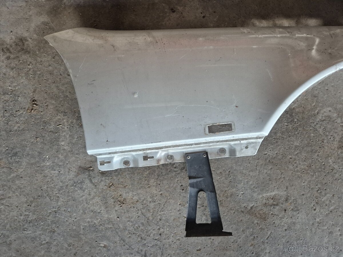 Pravý přední blatník MB R129 - 2
