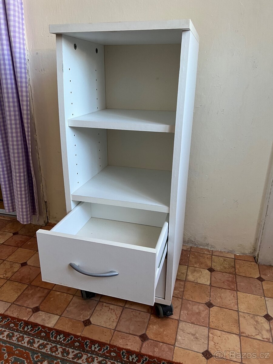 Skříňka na kolečkách - 2