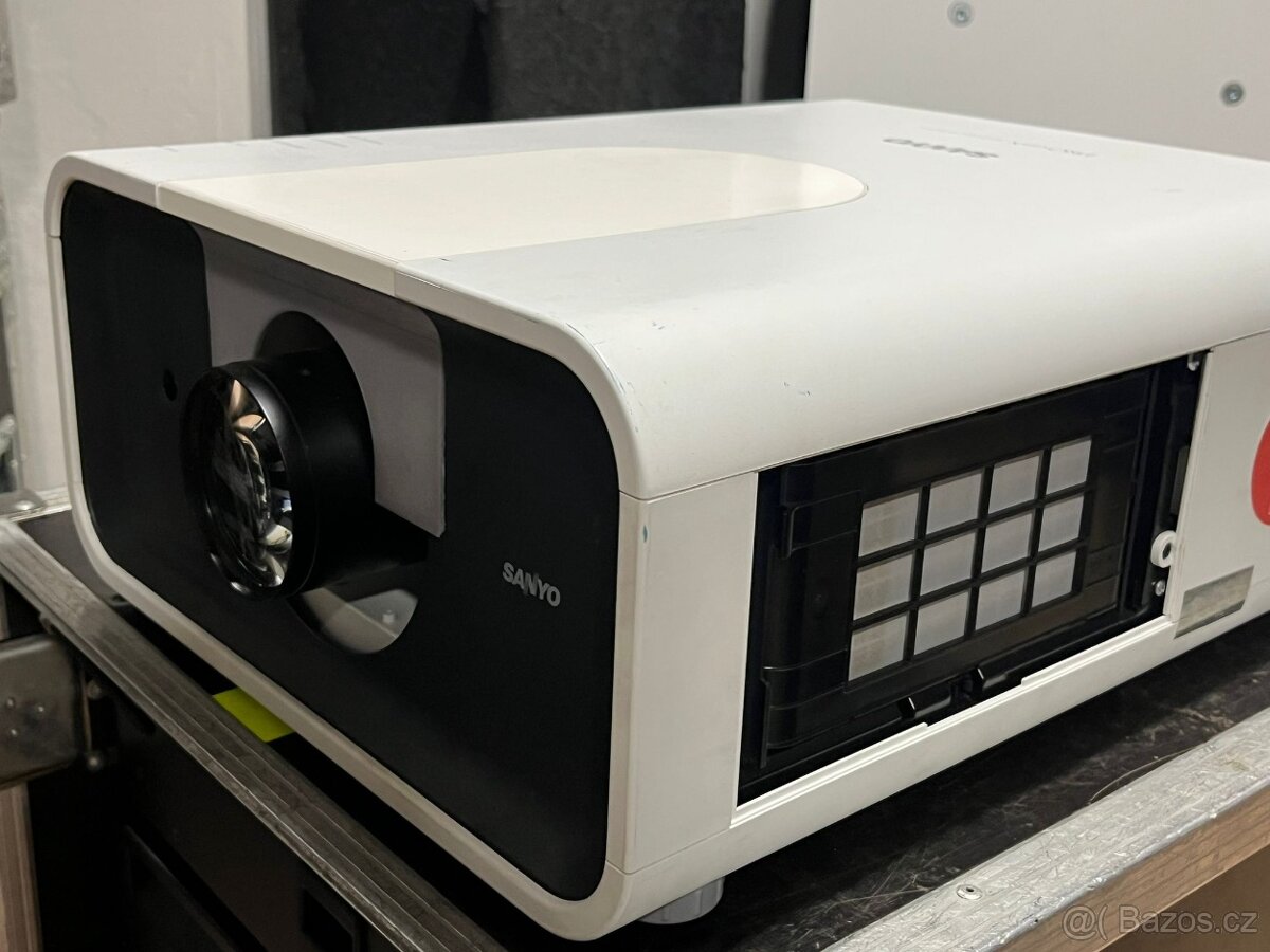 Projektor SANYO PLC-XP100L - 2