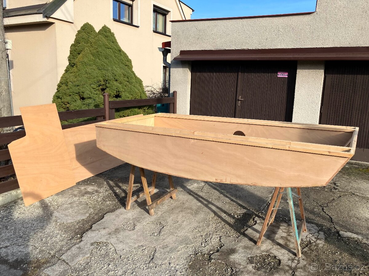 rozestavěná plachetnička PDRACER - 2